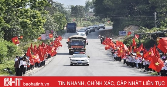 ប្រជាជន Ha Tinh ផ្លាស់​ទៅ​ទទួល​អដ្ឋិធាតុ​យុទ្ធជន​ពលី​ត្រឡប់​មក​ស្រុក​កំណើត​វិញ។