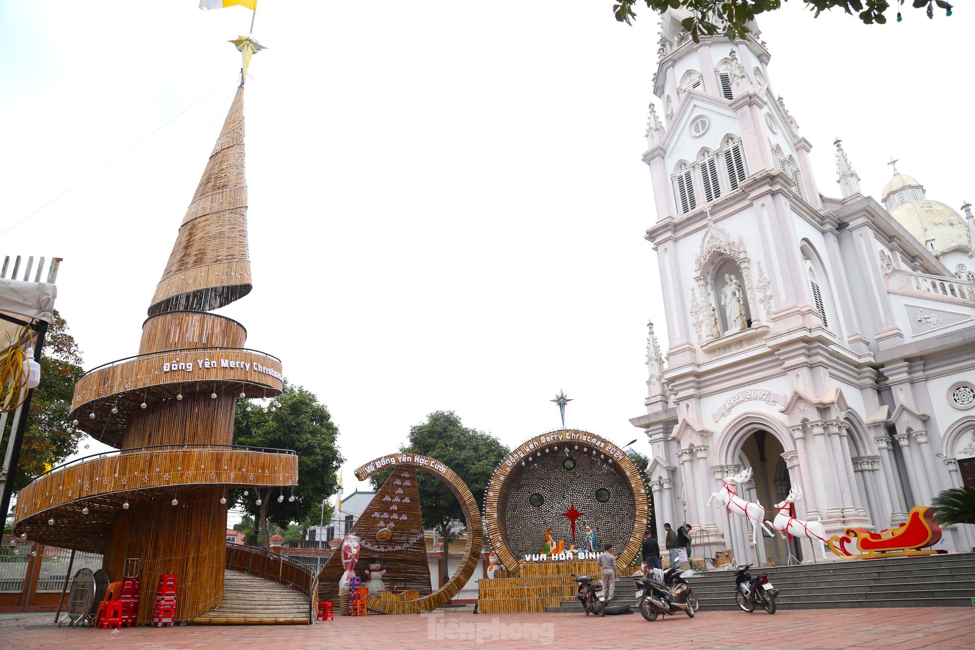 គយគន់​ដើម​ស្រល់​កម្ពស់ ២២​ម៉ែត្រ ធ្វើ​ពី​ដើម​ឫស្សី​រាប់​ពាន់​ដើម រូបថត ១