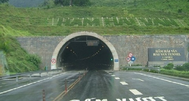 Da Nang temporarily stops traffic through Hai Van tunnel to blast for construction of port connection road