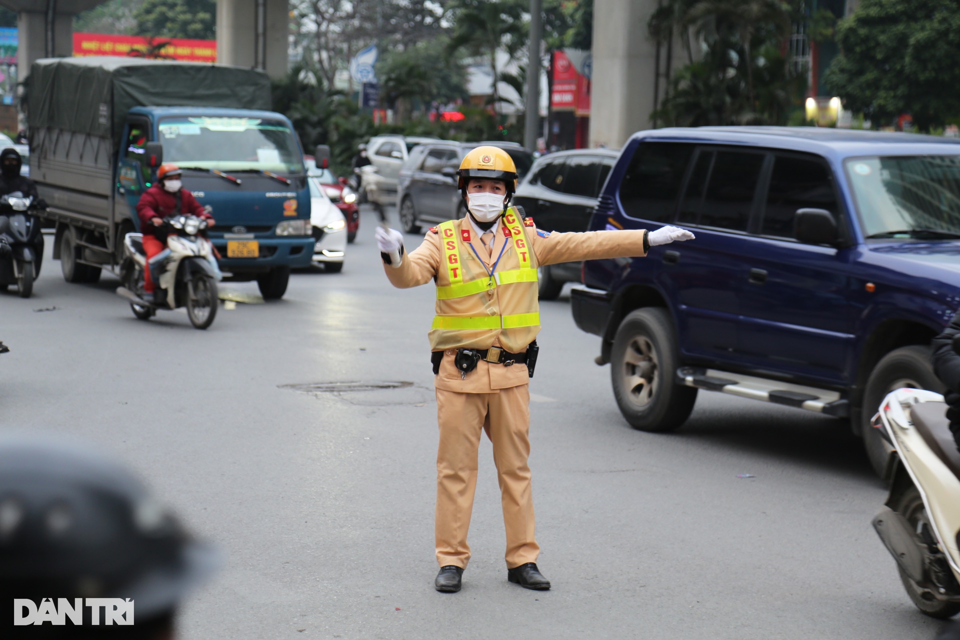 Giao thông Hà Nội ùn tắc ngày giáp Tết, CSGT căng mình phân luồng - 12