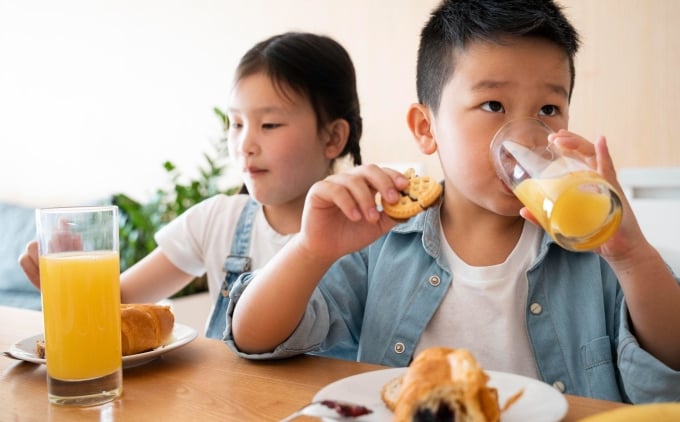 Trẻ nên ăn, uống nhiều thực phẩm giàu vitamin C khi bị sốt xuất huyết. Ảnh: Freepik