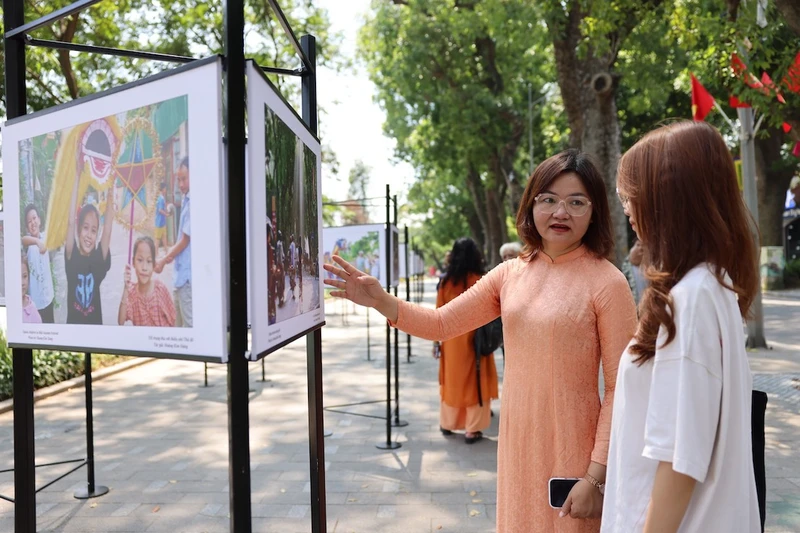 Presentando la belleza de la capital al público a través de la fotografía.