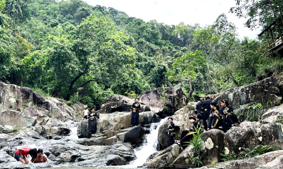 Erkunden Sie den Khe San-Wasserfall