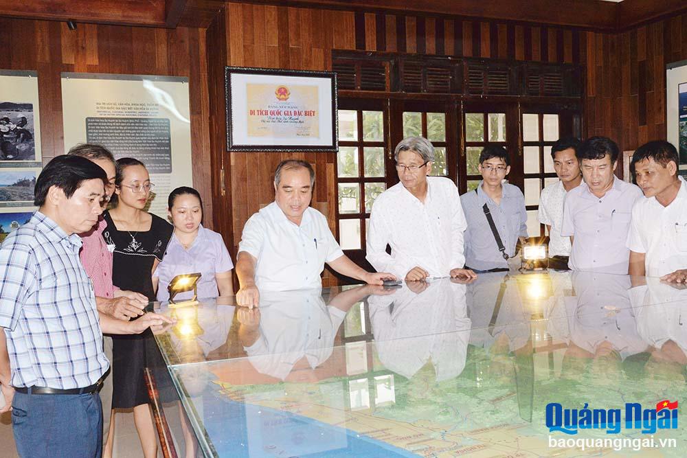 Der ständige stellvertretende Vorsitzende des Volkskomitees der Provinz, Tran Hoang Tuan, und Leiter von Abteilungen und Zweigstellen nahmen an einer Besichtigung des Sa Huynh Cultural Exhibition House (Duc Pho Town) teil.   Foto von : THANH PHUONG