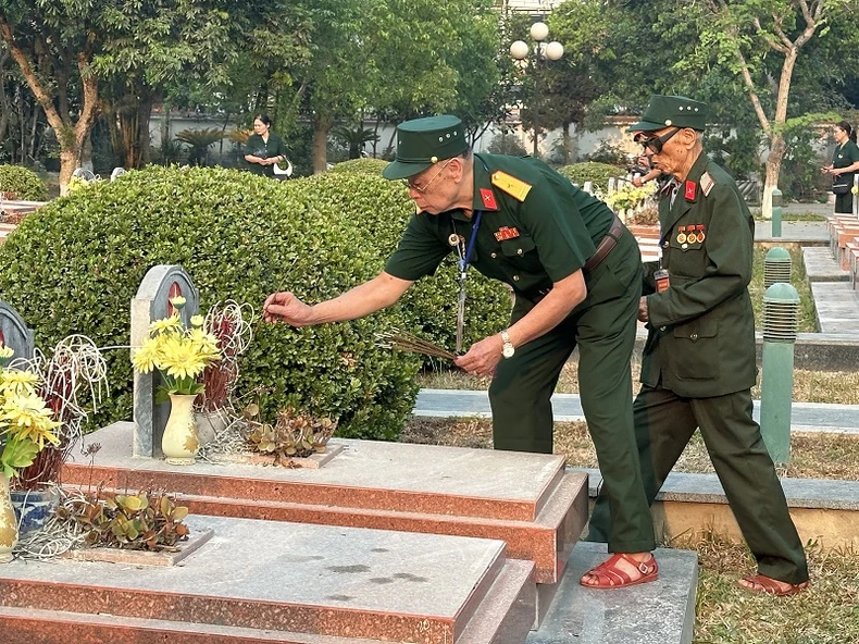 동지 도 반 치엔이 디엔비엔의 영웅과 순교자들을 방문하다 사진 2