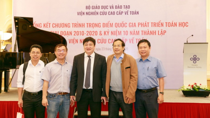 PGS.TS Đỗ Ngọc Mỹ (giữa) và đại diện khoa Toán - Thống kê tại buổi lễ công bố chương trình trọng điểm quốc gia về Toán học. Ảnh: Đại học Quy Nhơn