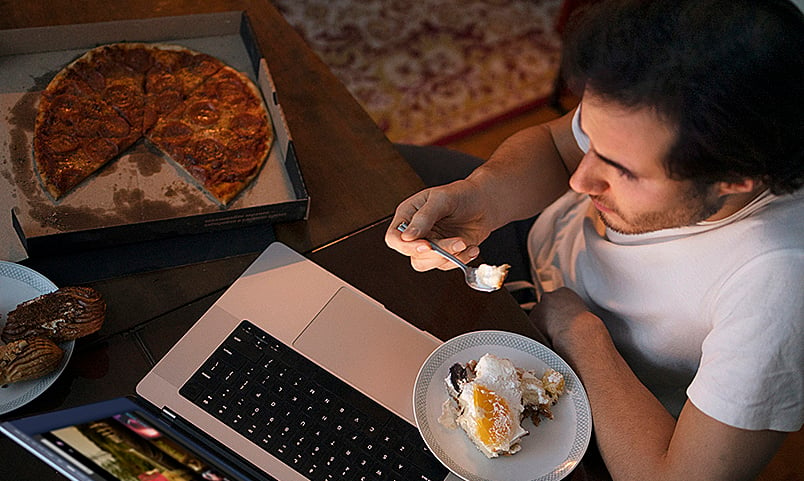 Manger tard le soir augmente-t-il le risque d’accident vasculaire cérébral ?