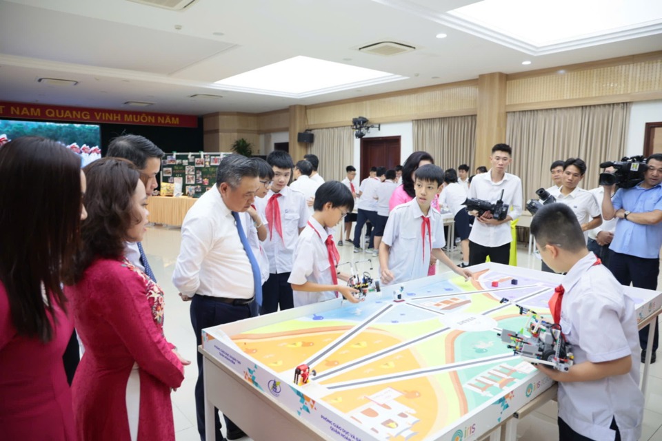 Chairman of the City People's Committee Tran Sy Thanh shares joy with teachers and students of Ngo Si Lien Secondary School on the opening day - Photo 3