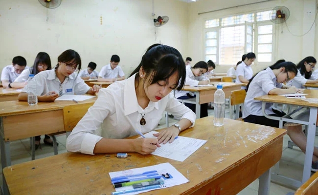 多くの学生が試験のストレスで胃潰瘍に悩まされています。