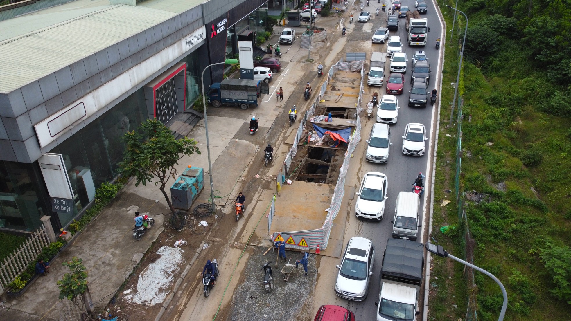 Construction 'bunkers' cause insecurity and traffic jams on Thang Long Avenue photo 6