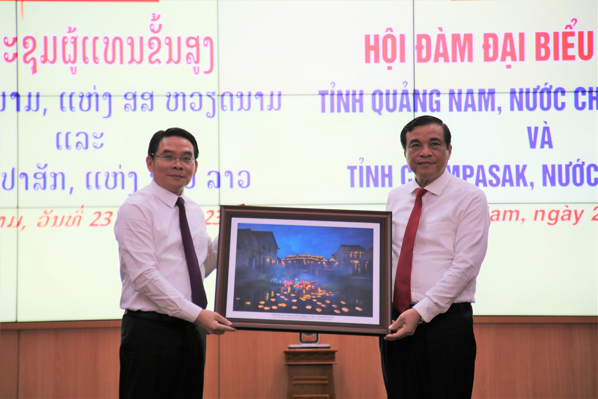 Provincial Party Secretary Phan Viet Cuong (right) presents a gift to the head of the delegation of Champasak province. Photo: A.N