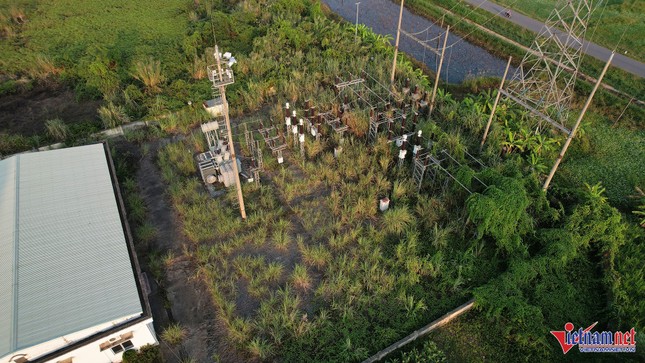 The trillion-dollar project has been 'shelved' for decades, while people raise chickens in nets, photo 6