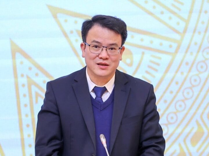 Der stellvertretende Minister für Planung und Investitionen, Tran Quoc Phuong, informierte die Presse über die Anziehung ausländischer Investitionen Anfang 2024. (Foto: VGP/Nhat Bac)