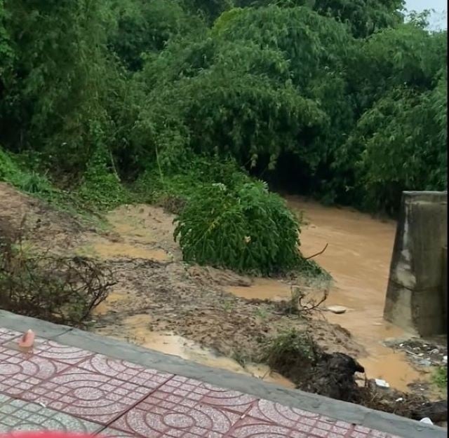 Starker Regen lässt Markt in Binh Duong einstürzen, Menschen geraten in Panik und fliehen Foto 7