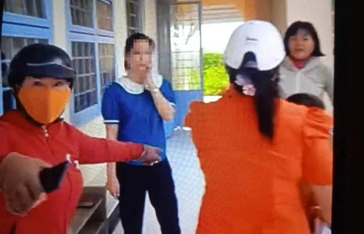 Cô N. (thứ 2, từ trái sang) tại thời điểm bị phụ huynh đánh