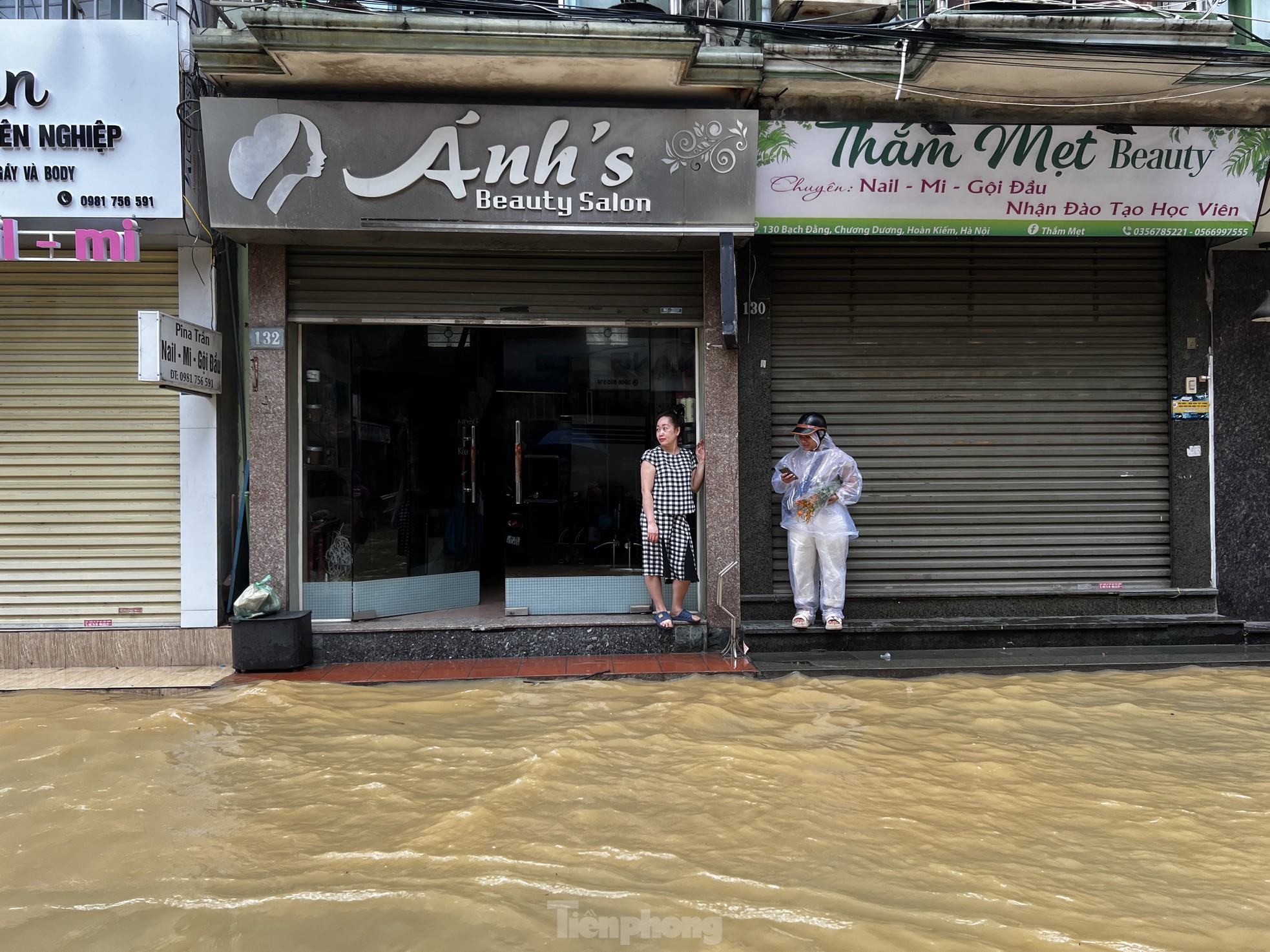 Hanoï : panne de courant, inondations profondes, des centaines de personnes évacuées à l'extérieur de la digue photo 6