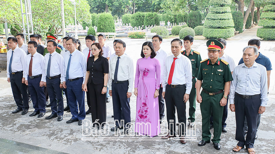 Delegation of Nam Dinh province offered incense to commemorate heroic martyrs at Doc Lap martyrs cemetery in Dien Bien province.