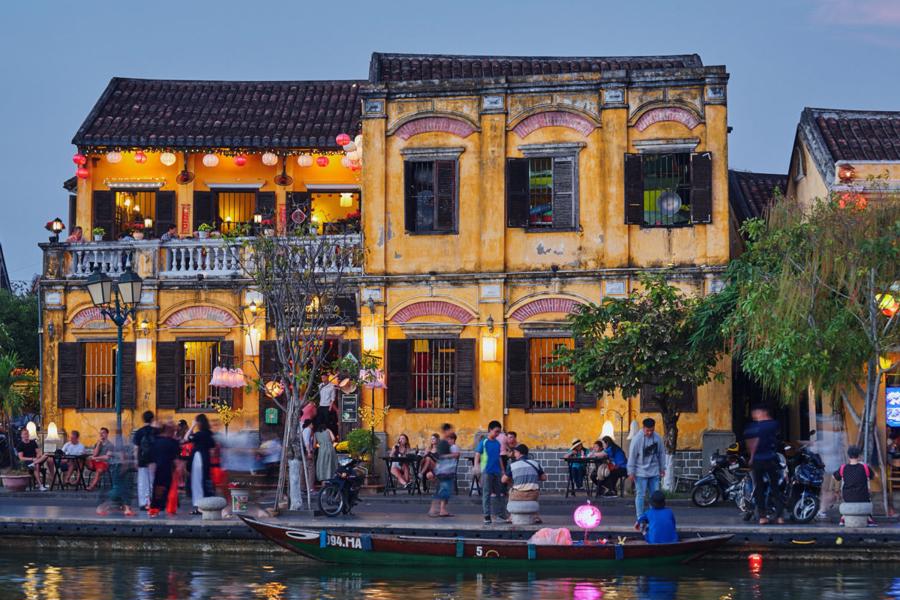 Nguồn thu từ v&eacute; tham quan phục vụ cho việc bảo tồn, t&ocirc;n tạo, tr&ugrave;ng tu c&aacute;c di t&iacute;ch, cải tạo hạ tầng trong khu phố cổ, tổ chức c&aacute;c sự kiện du lịch...