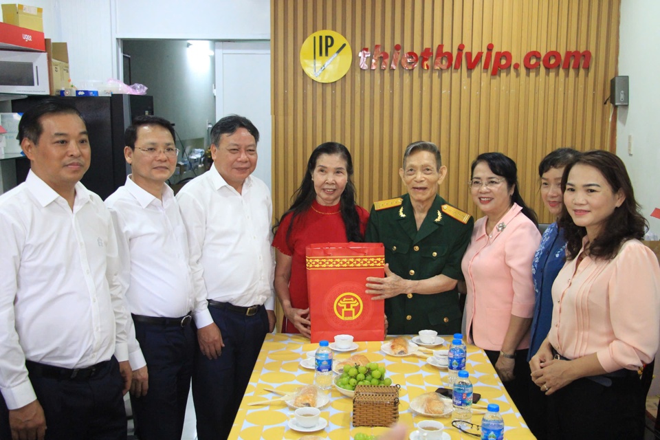 Deputy Secretary of the Hanoi Party Committee Nguyen Van Phong (third from left) and Standing Committee member of the City Party Committee, Head of the Inspection Commission of the Ho Chi Minh City Party Committee Tran Kim Yen, on behalf of the leaders of the two cities, presented gifts to the family of Mr. Vu Quang Chiem.