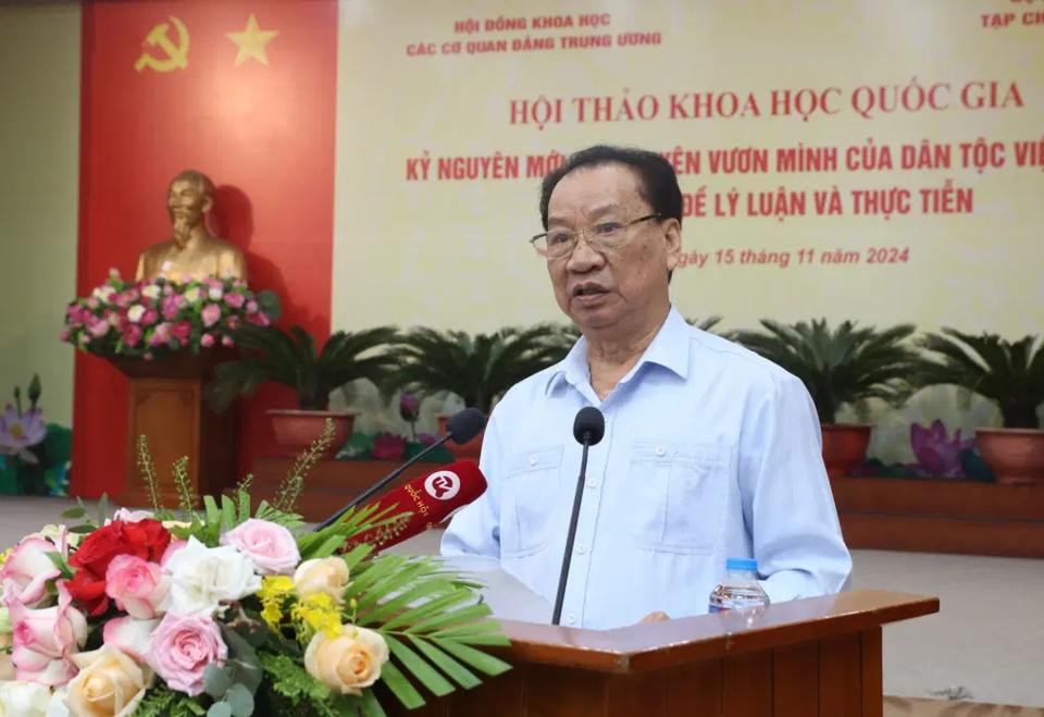 El Prof. Asociado Dr. Phung Huu Phu realizó una presentación en el taller.