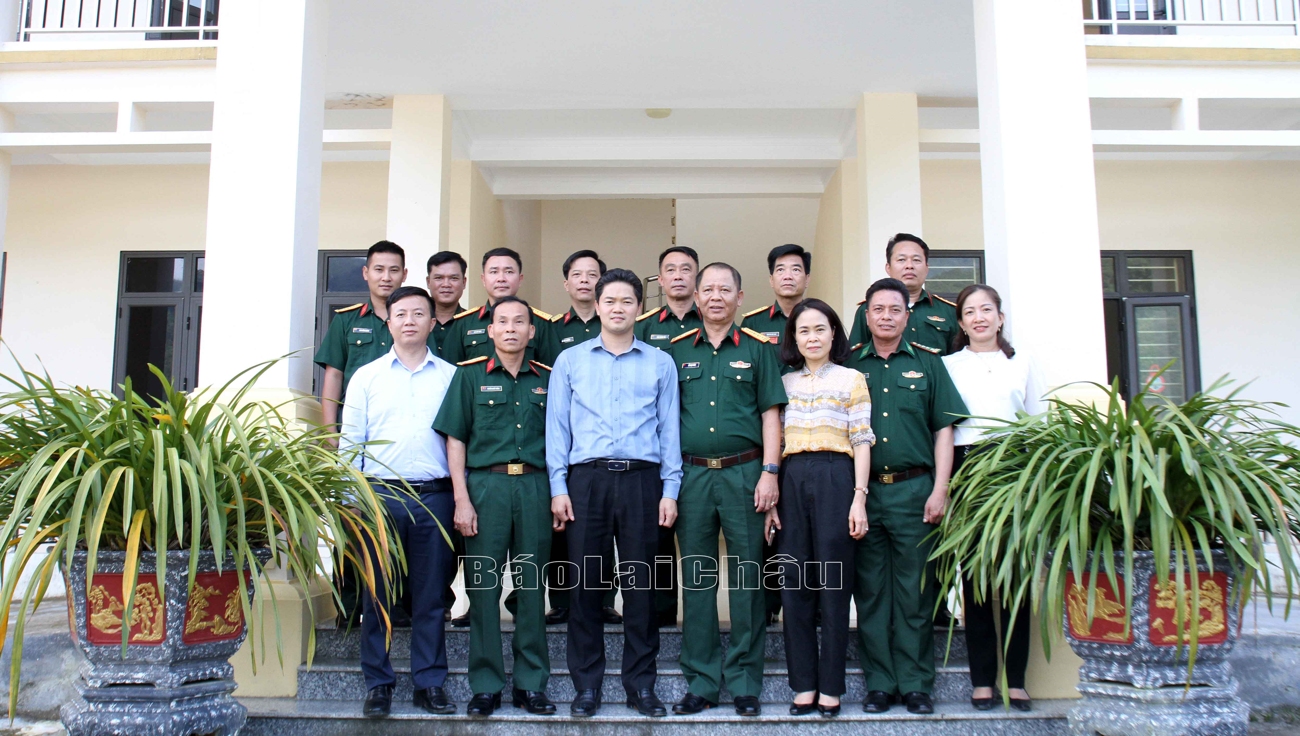 Đoàn công tác của tỉnh chụp ảnh lưu niệm với cán bộ Đoàn Kinh tế Quốc phòng 356.