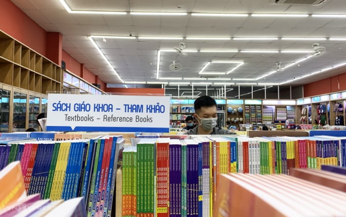 Textbook and reference book counter at a bookstore in Thu Duc City, Ho Chi Minh City, 2022. Photo: Manh Tung