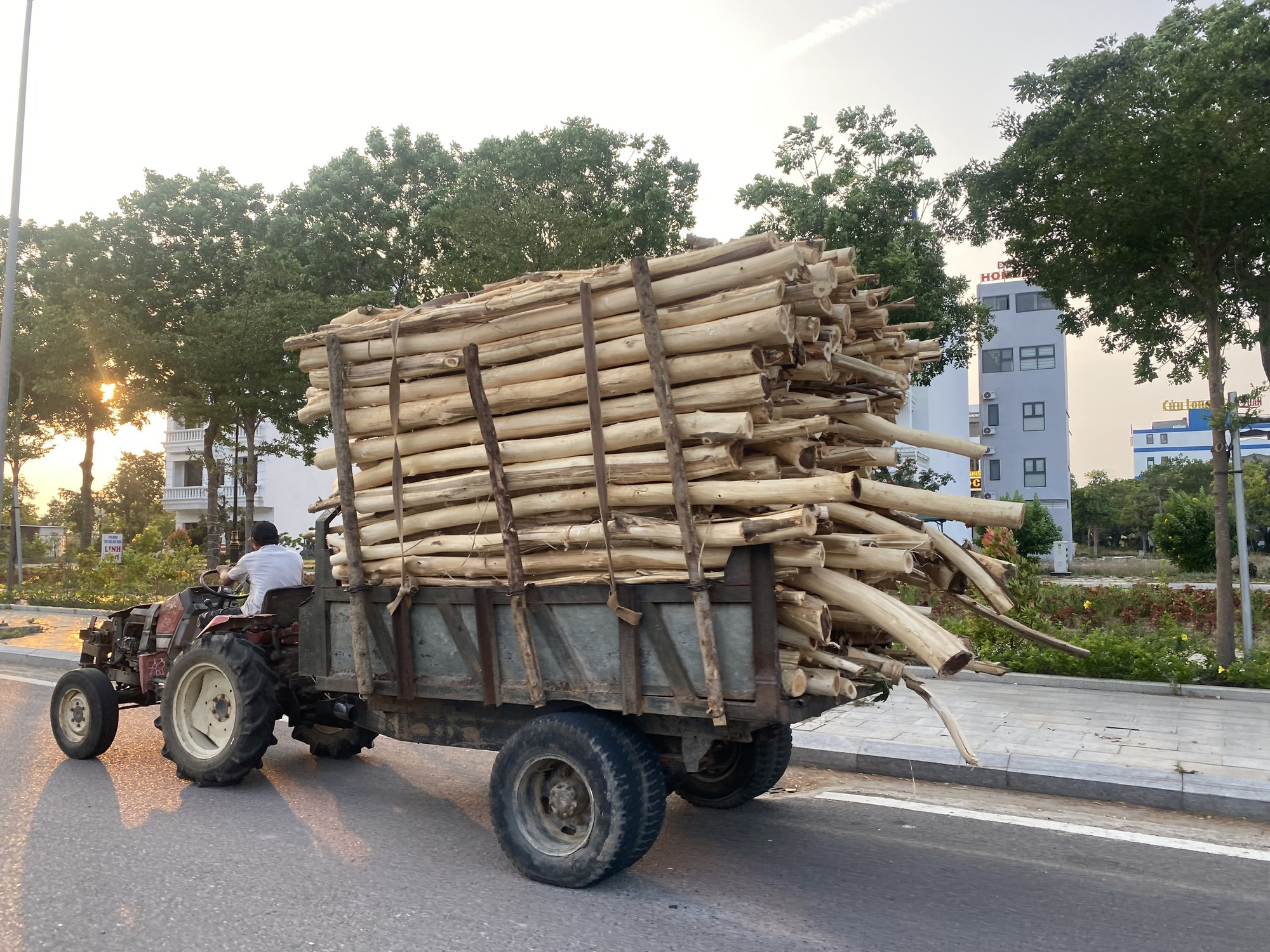 Bình Định: Trong khoảng 5 tháng đầu năm chỉ xử lý 207 trường hợp xe quá tải - Ảnh 2.