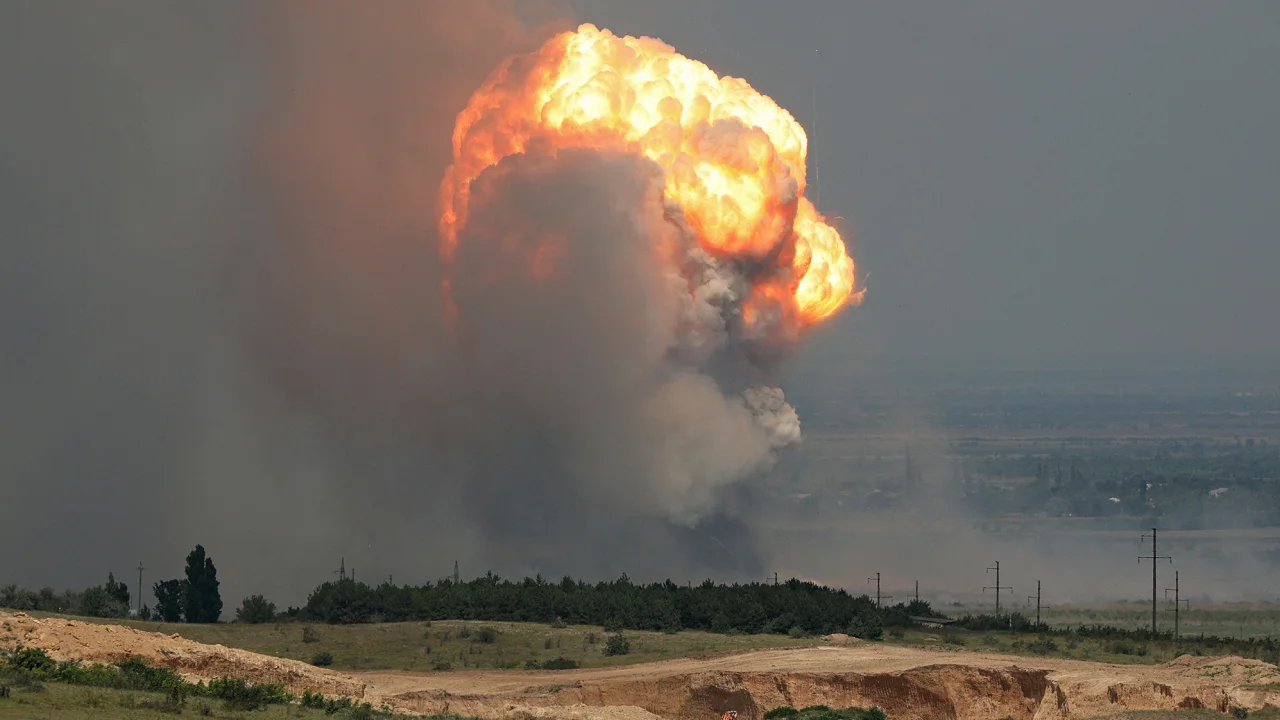 世界 - クリミア半島のロシアの倉庫で大爆発が発生、数千人が避難を余儀なくされた（写真2）。