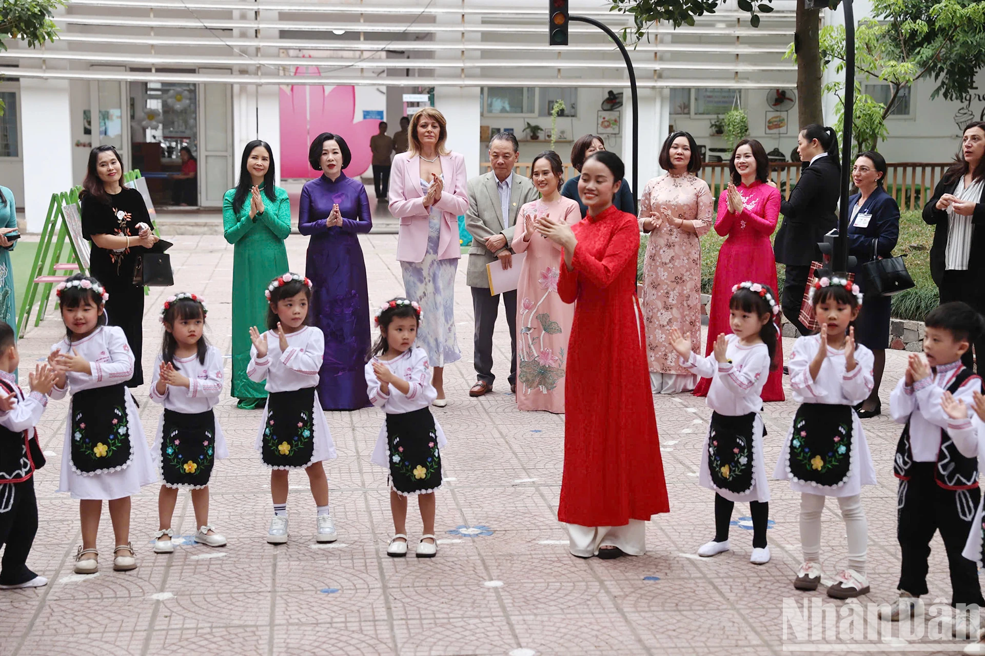 [ภาพ] ภริยาประธานาธิบดีเหงียน ถิ มินห์ เหงียต และภริยาประธานาธิบดีบัลแกเรีย เดซิสลาวา ราเดวา เยี่ยมชมโรงเรียนอนุบาลเวียดบุนคุณภาพสูง ภาพที่ 3