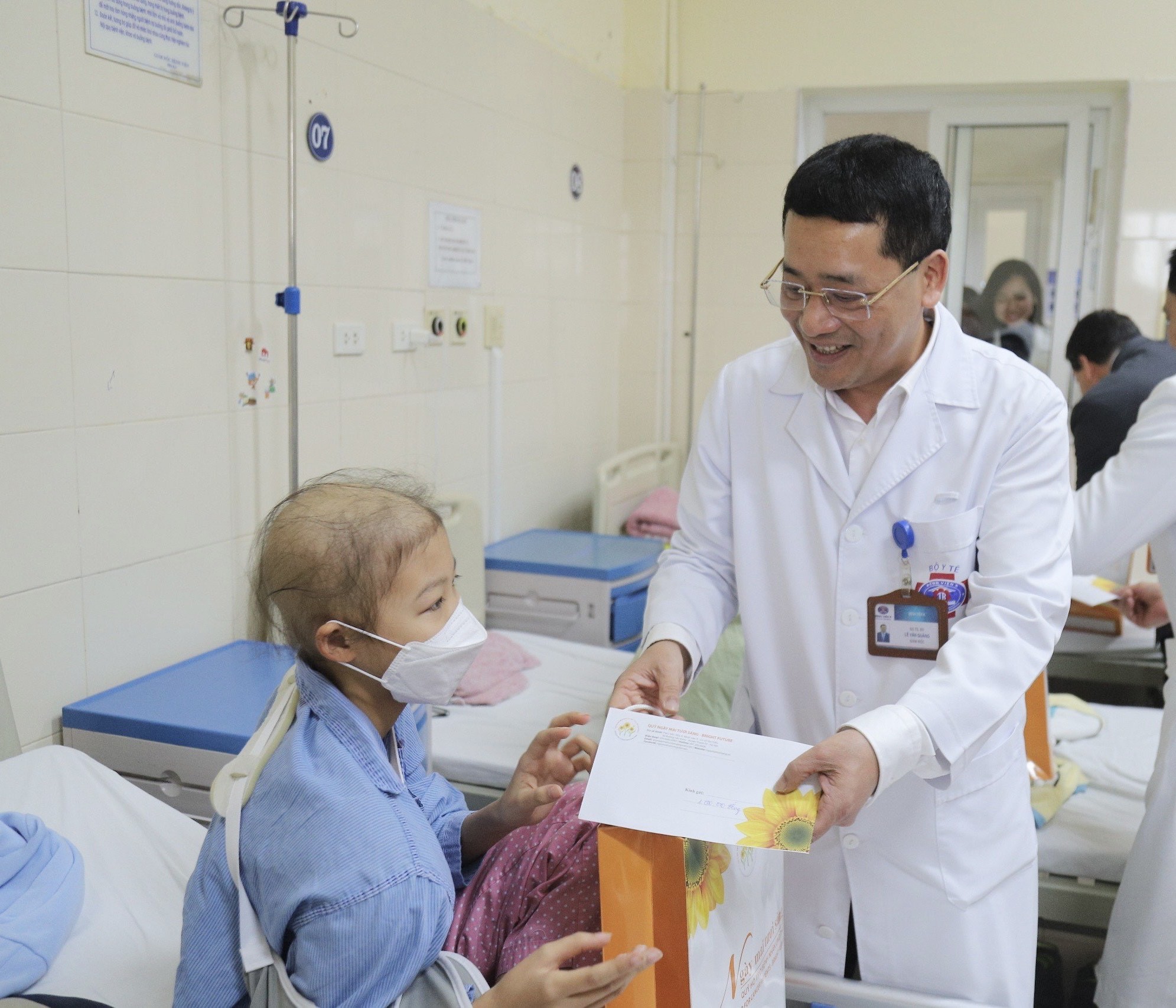 Event - Cancer patients return home to celebrate Tet on a loving bus (Photo 8).