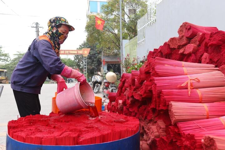 The 100-year-old incense village in Hanoi is bustling during Tet - 8