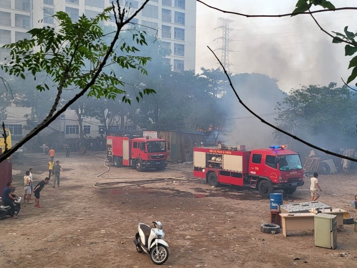 Cháy dãy nhà tạm sát làng sinh viên khu đô thị Pháp Vân, Hà Nội - 2