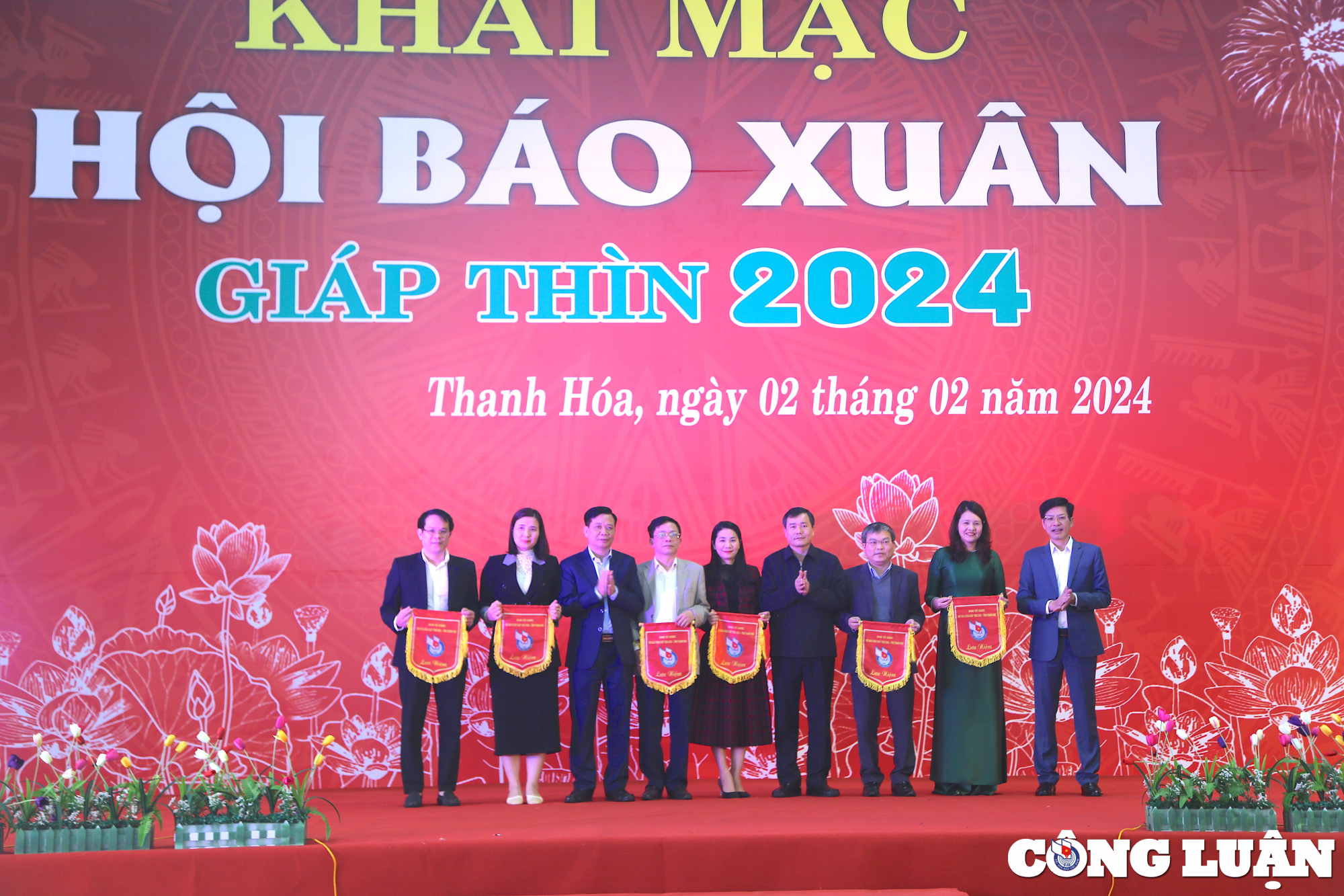 El periódico de primavera del año del Dragón 2024, Thanh Hoa, tiene muchos contenidos y formas nuevos, imagen 6.