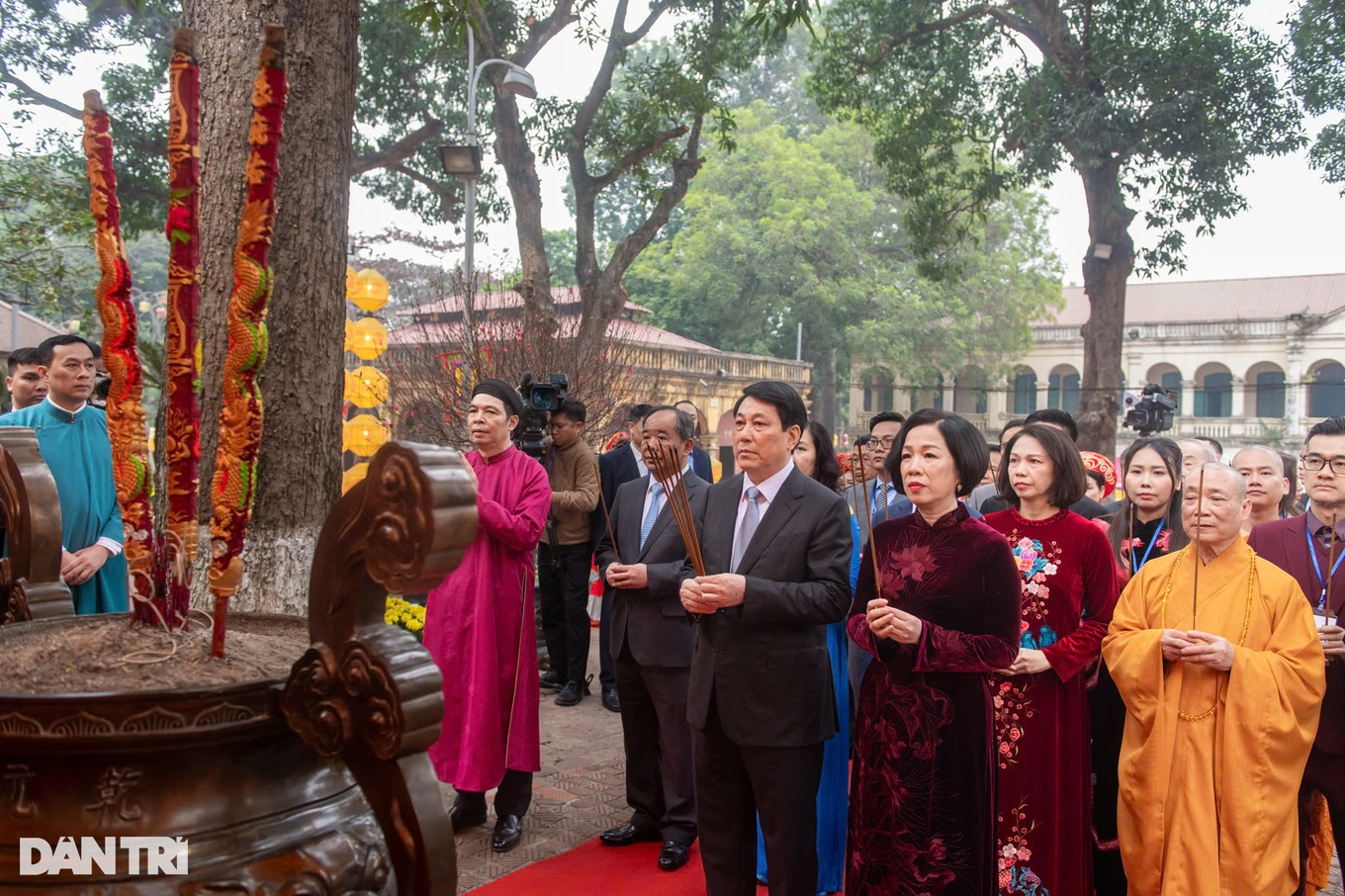 El presidente y los delegados vietnamitas en el extranjero ofrecen incienso en la Ciudadela Imperial de Thang Long