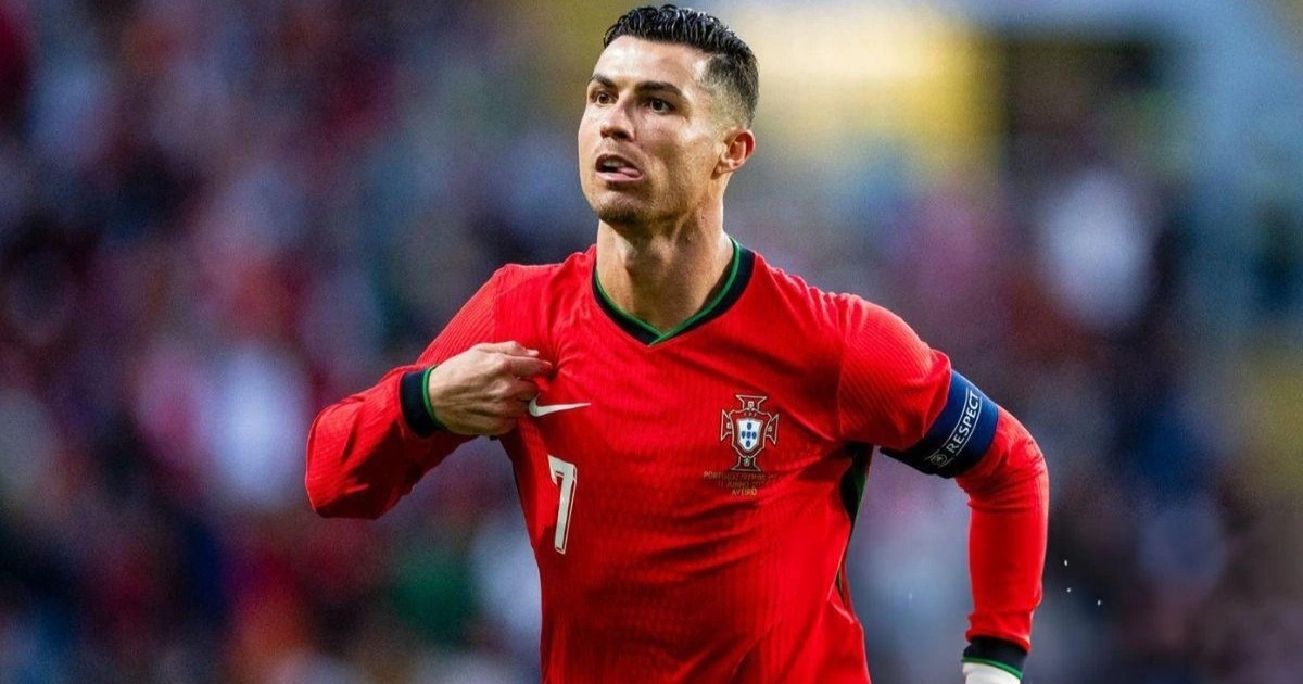 Vì sao Cristiano Ronaldo luôn mặc áo dài tay khi thi đấu?