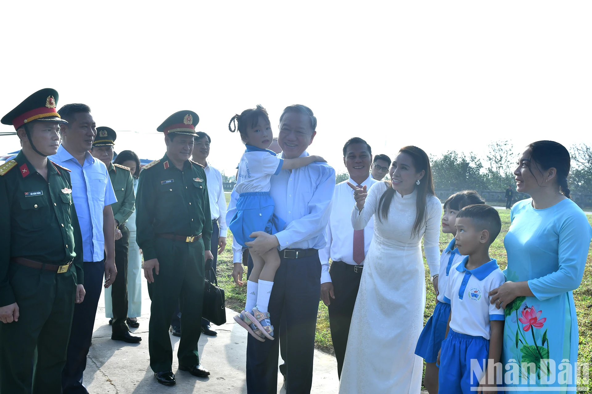 [Photo] Le secrétaire général To Lam visite et travaille dans le district de l'île de Bach Long Vi, photo 1