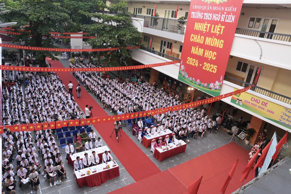 Chairman of the City People's Committee Tran Sy Thanh shares joy with teachers and students of Ngo Si Lien Secondary School on the opening day - Photo 1