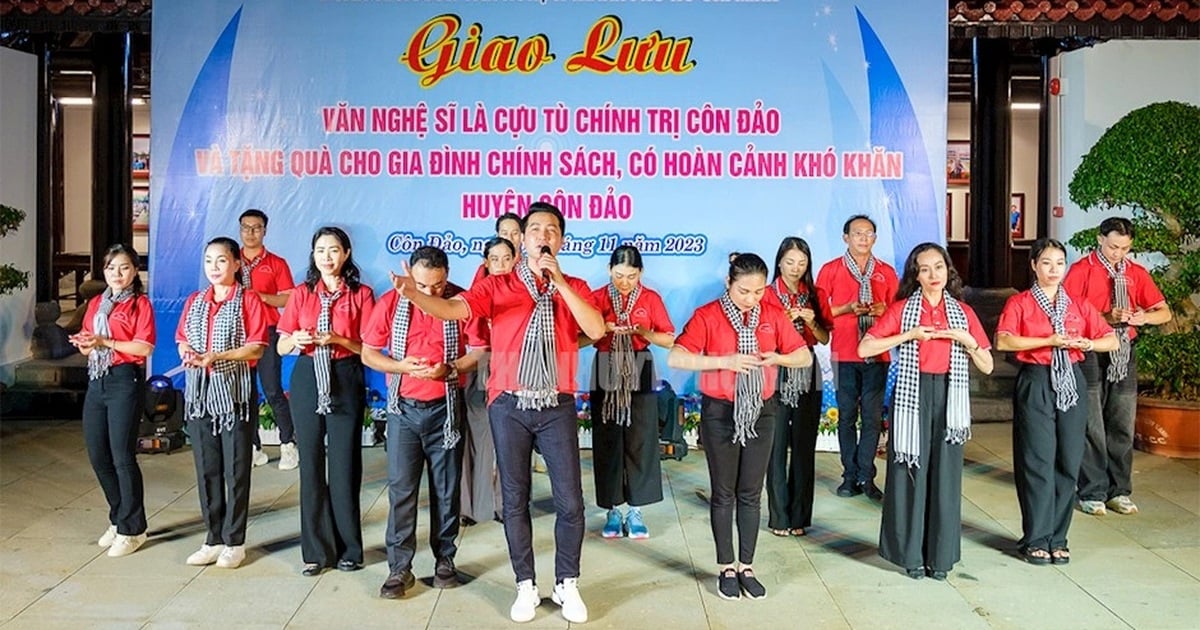 Artistas de Ciudad Ho Chi Minh participan en el regreso a la fuente, celebrando una festividad importante