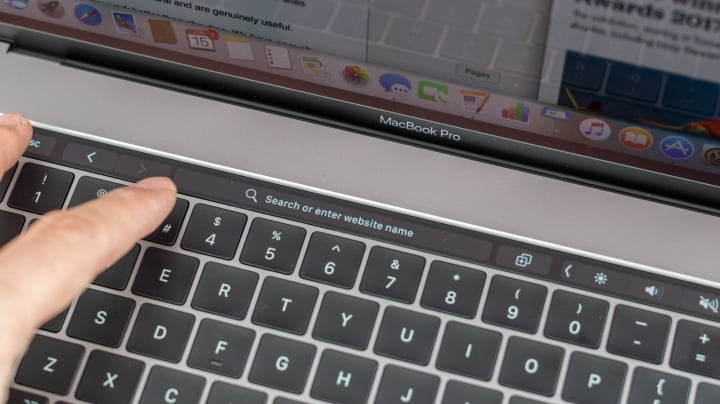 ظهر Touch Bar لأول مرة على جهاز MacBook Pro 2016.