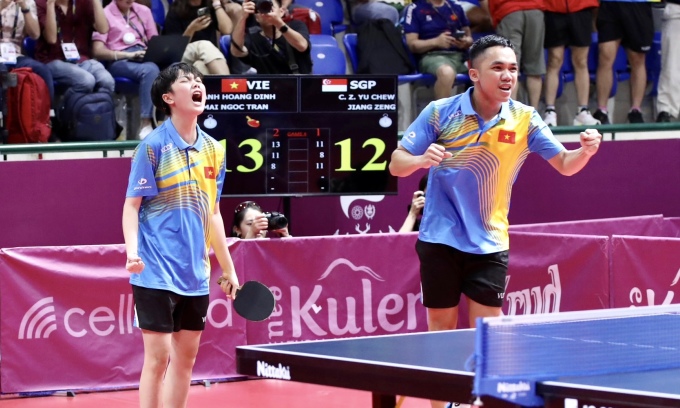 El momento de la celebración de la histórica medalla de oro del tenis de mesa vietnamita.