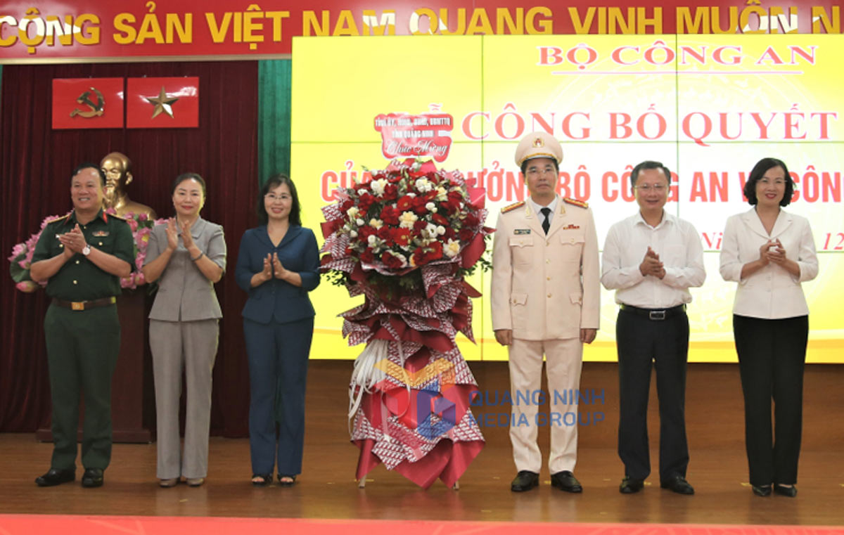 Leaders of the Provincial Party Committee, People's Council and People's Committee of Quang Ninh province presented flowers to congratulate Colonel Tran Van Phuc. Photo: Quang Ninh Media Center