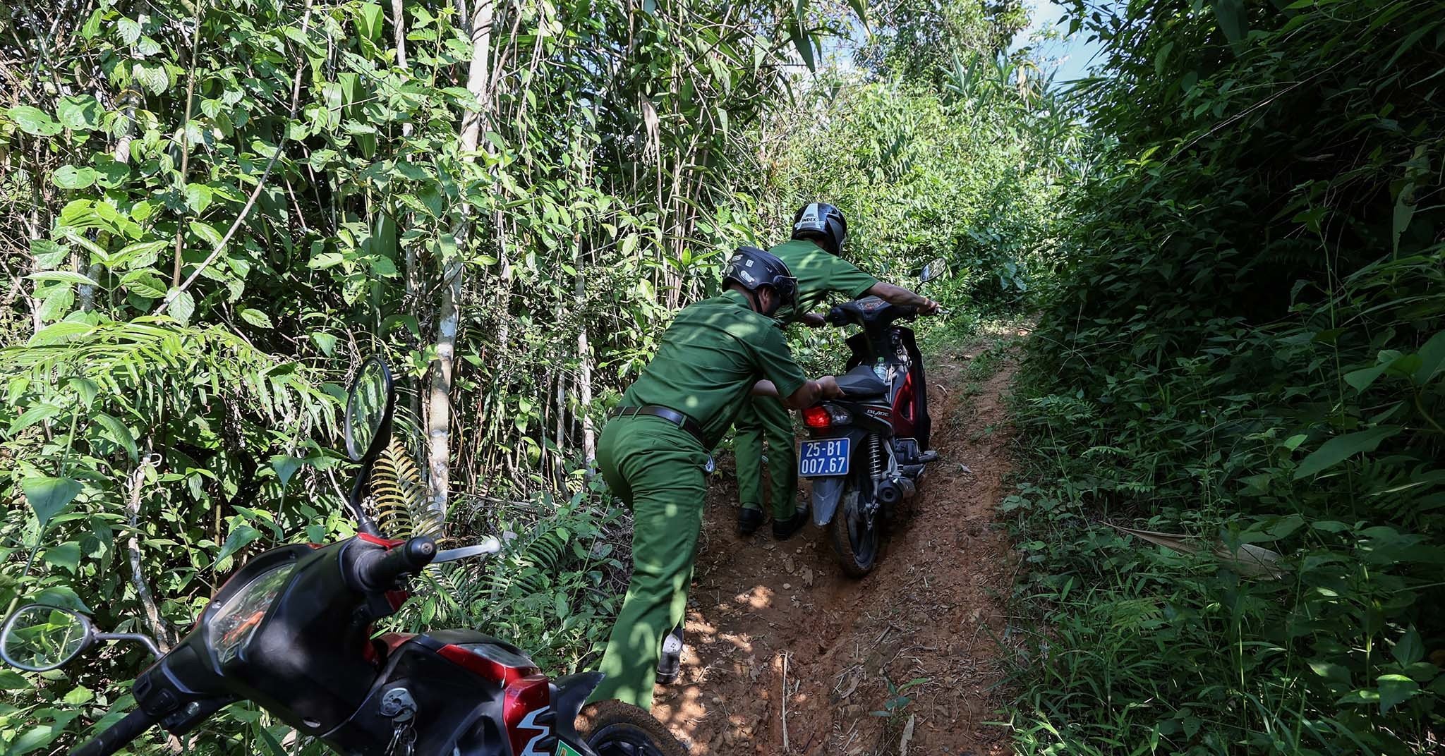 Cung đường 'lạnh gáy' men bờ vực thẳm nơi công an xã bám bản