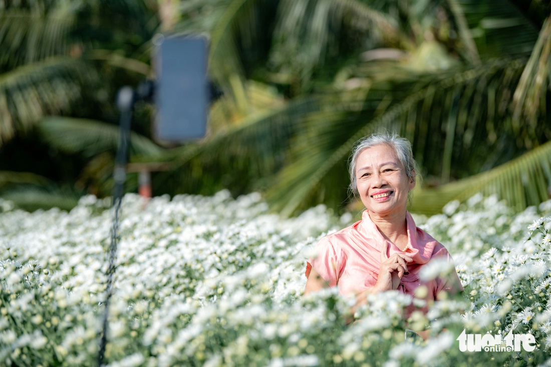 Thiếu nữ Hà thành xúng xính bên cúc họa mi gọi gió đông - Ảnh 8.