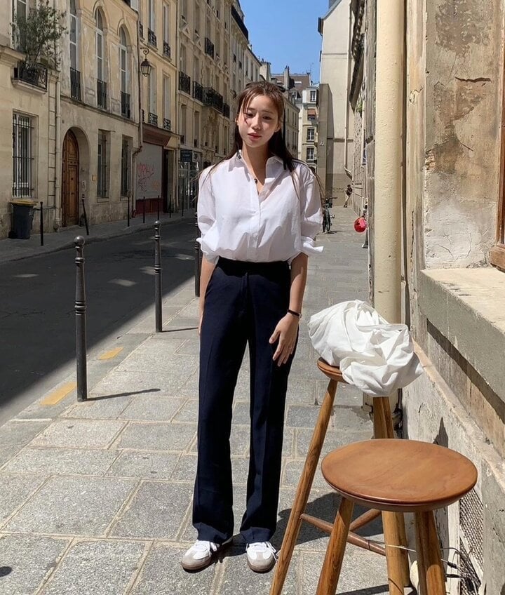 Una camisa blanca y un pantalón negro es una combinación básica que funciona para cualquier ocasión. Esta fórmula nunca pasa de moda ni resulta aburrida.