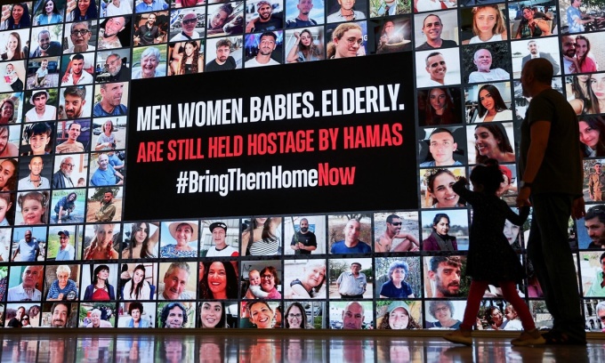 Une photo de portraits d'otages israéliens prise par le Hamas est accrochée à Tel Aviv le 21 novembre. Photo : AFP