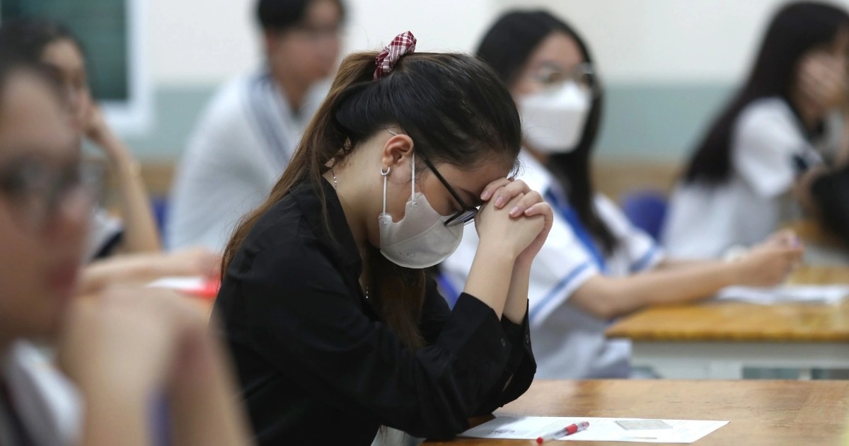 Examen de fin d'études secondaires, combien de points seront déduits pour avoir regardé les papiers des autres ?