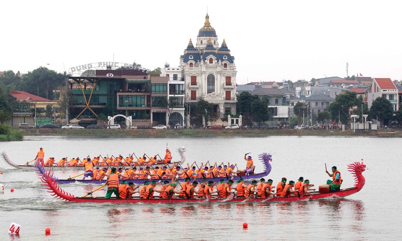 Phu Tho : Course d'aviron passionnante sur le lac du parc Van Lang, photo 2