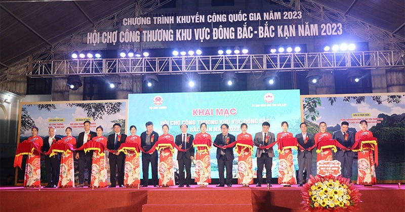 Gian hàng của 21 tỉnh tụ họp trong ngày khai mạc hội chợ khu vực Đông Bắc