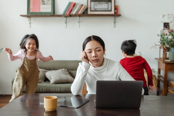 女性たちは、お金を稼ぎ、家族や子どもの世話をするために働かなければならないことに疲れている（イラスト写真）。