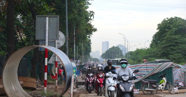 'Lô cốt' thi công gây mất an toàn, ùn tắc trên đại lộ Thăng Long